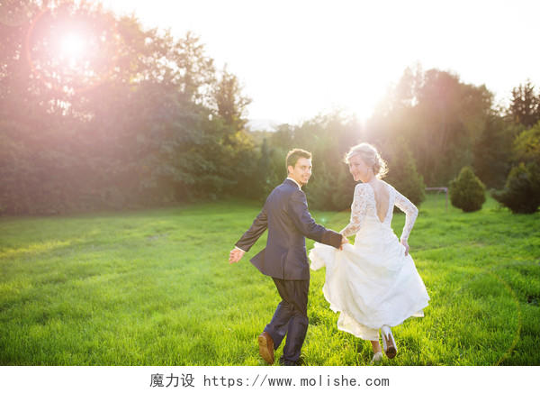 新婚的夫妻在草坪上奔跑幸福婚姻